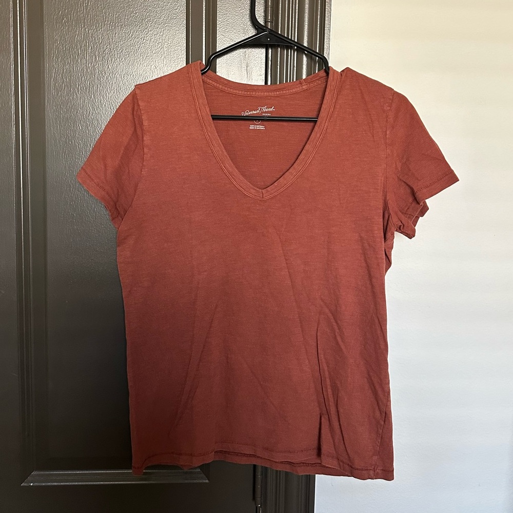 Universal Thread Rust Brown V-Neck Short Sleeve Tee — Size S